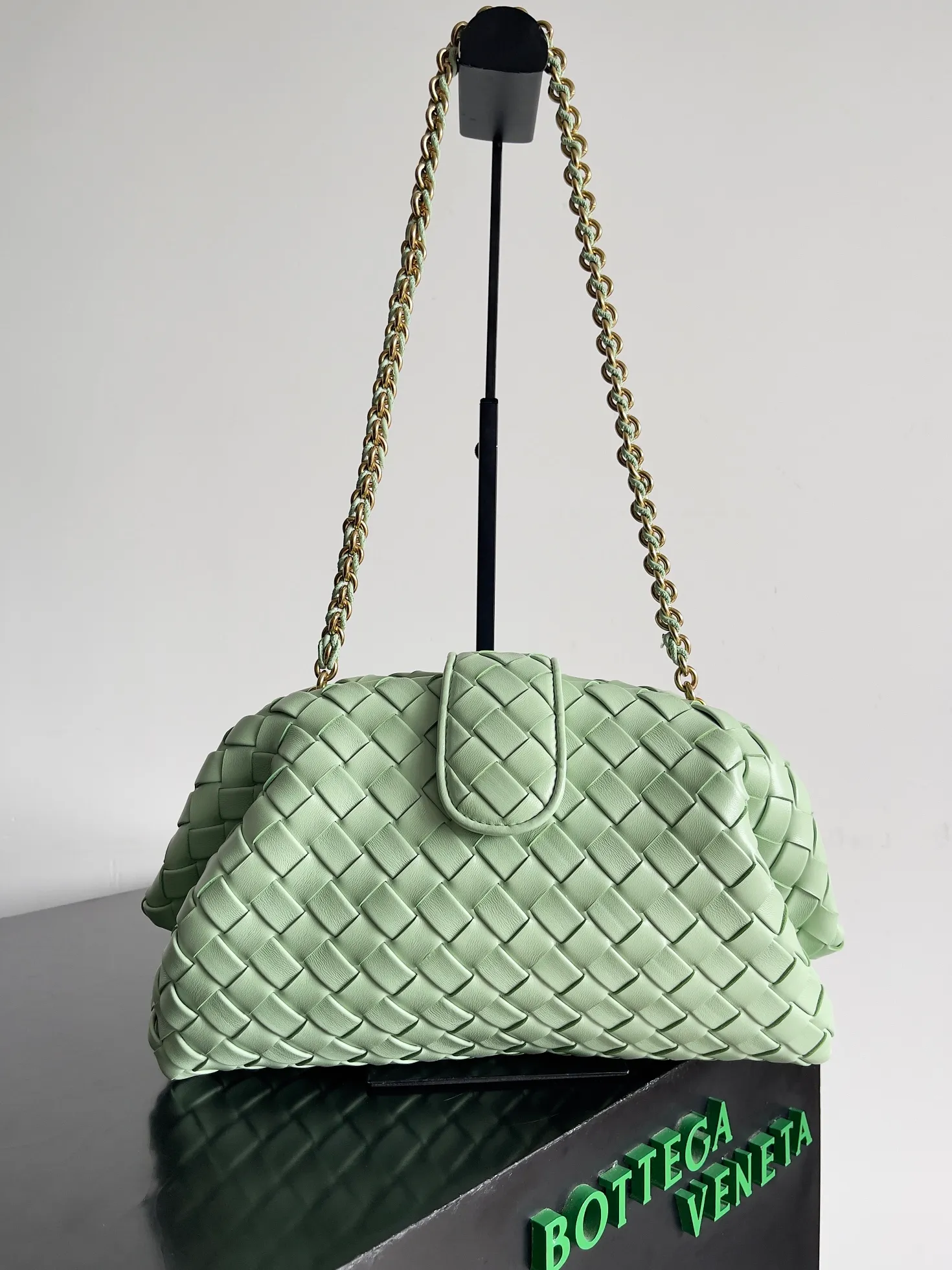 Batch 2260 BOTTEGA VENETA Lady's LAUREN CLUTCH Chain Clutch was inspired by 40 years ago. It is a perfect fusion of classic and modern bags. It is effortless and fashionable for any occasion and at any time. The newly added detachable metal chain allows people to have more ways to carry it. It is grand and elegant. Style No.: 785807 Size: 31.5*16.5*11cm